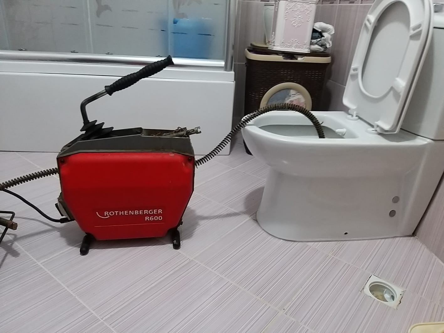 Klozette spiral robot tıkanıklık açma makinesi